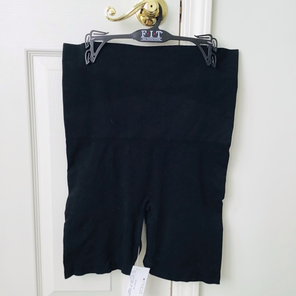 NWT FIT Figure Improving Technology Firm Control Brief Shapewear